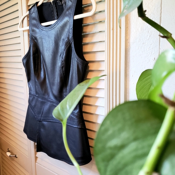 🌱 BCBGMaxAzria Faux Leather Sleeveless Peplum Top Black Sz XXS - Picture 3 of 10